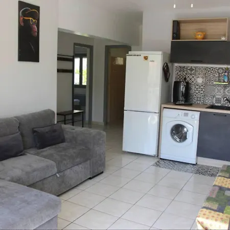 Apartment Bright 3 Minutes From The *