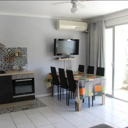 Apartment Bright 3 Minutes From The *