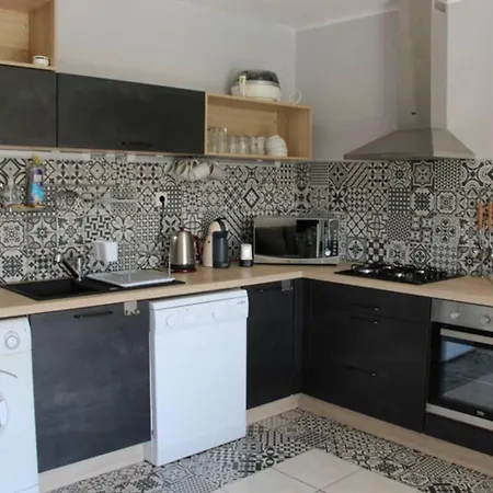 Apartment Bright 3 Minutes From The *