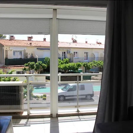 Bright 3 Minutes From The Apartment *